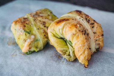 Lezzetli fırınlanmış lahana ruloları.