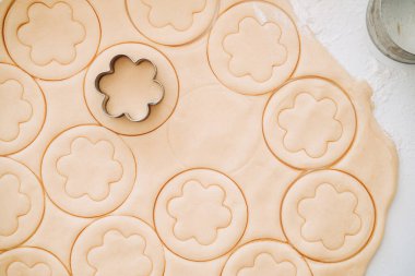 Kahvaltıda leziz yuvarlak kabuklu kurabiyeler yapıyorum.