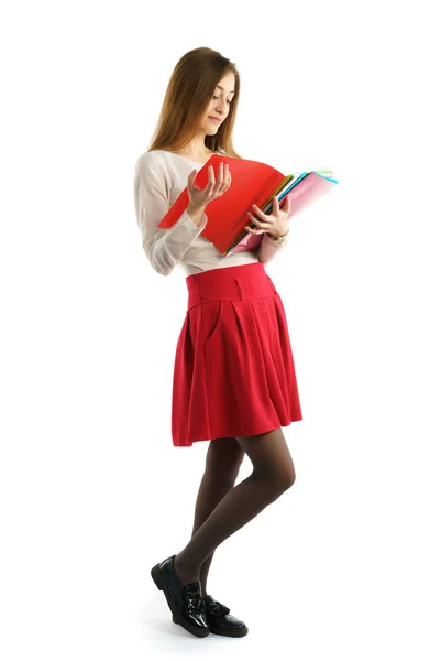 Bonito jovem estudante menina ler pastas — Fotografia de Stock