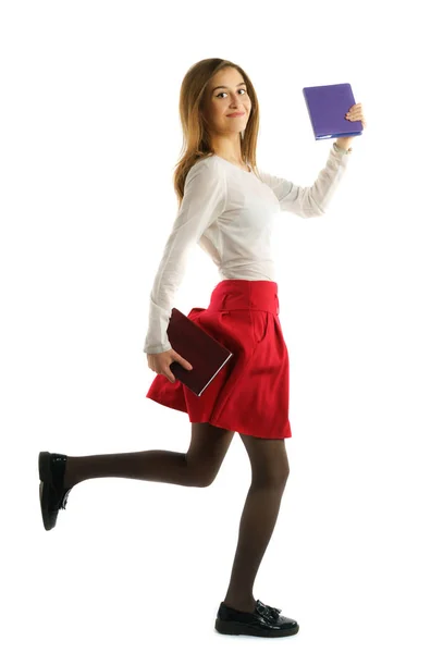 Studentin läuft mit Notizbüchern auf weißem Hintergrund — Stockfoto