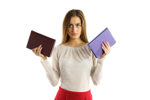 Surious student meisje met boek in handen — Stockfoto