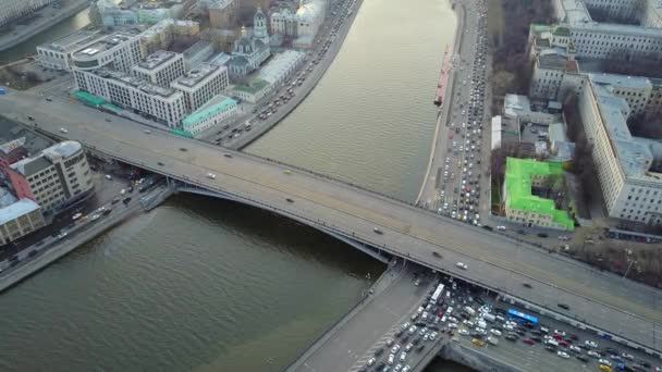 Visa från drone på en Bolshoy Ustinskiy bro — Stockvideo