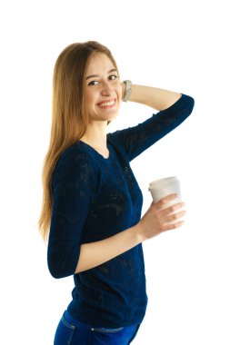 Elinde bir kahve ile genç kız