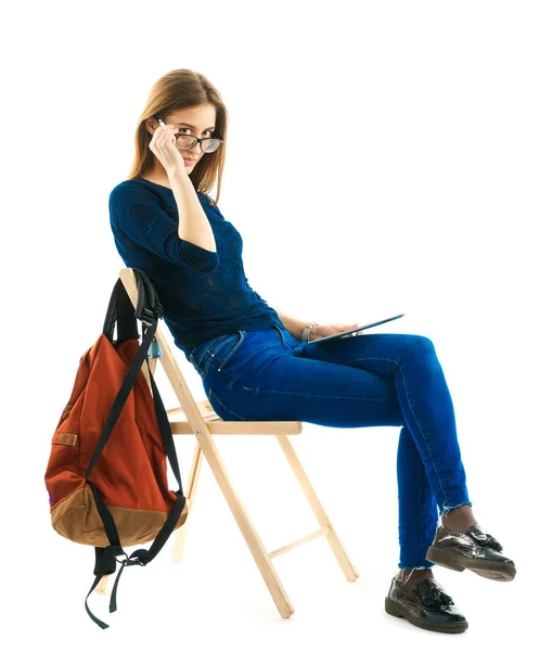Dívka sedí na židli s podložkou — Stock fotografie