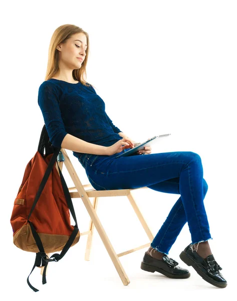 Девушка сидит на стуле с блокнотом — стоковое фото