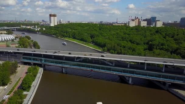 Moscú río y terraplén vista aérea — Vídeo de stock