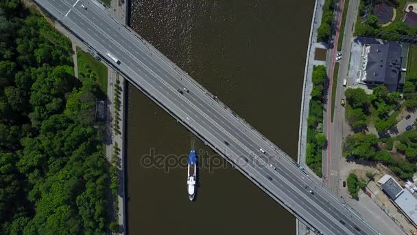 Moskou rivier en embankment luchtfoto — Stockvideo