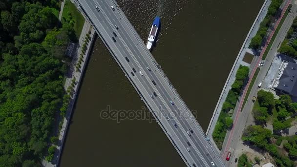 Moskou rivier en embankment luchtfoto — Stockvideo