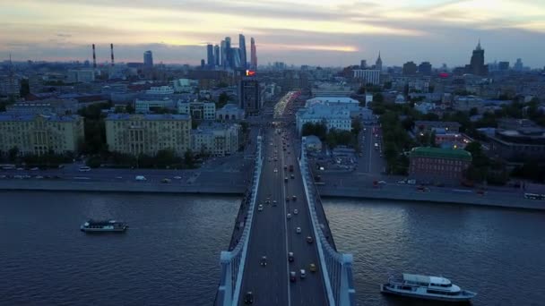 Moskou-rivier en de krymsky brug luchtfoto — Stockvideo