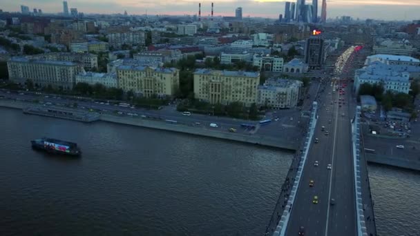 Moskou-rivier en de krymsky brug luchtfoto — Stockvideo