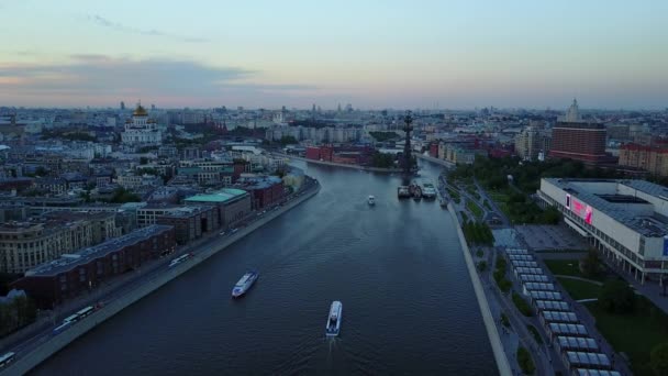 Moskauer Fluss und Krymsky-Brücke Luftaufnahme — Stockvideo