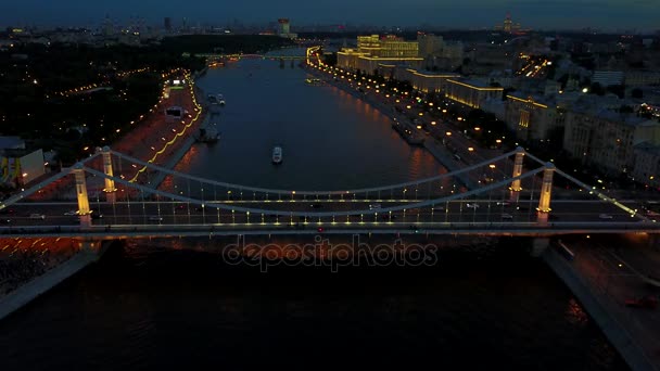 Moskou-rivier en de krymsky brug luchtfoto — Stockvideo