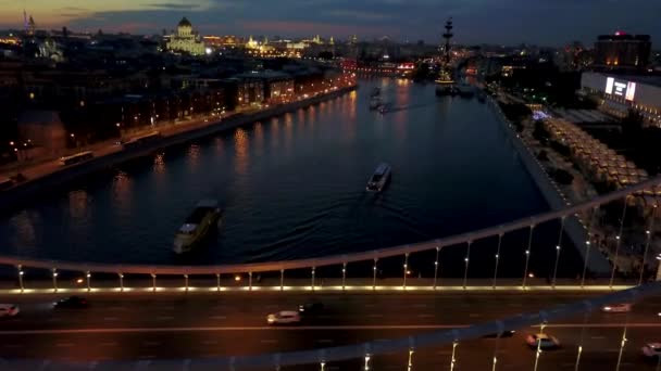 Moszkva-folyó és a Krimszki híd légifelvételek — Stock videók