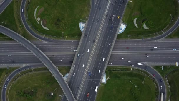 Intersección del tráfico urbano — Vídeos de Stock