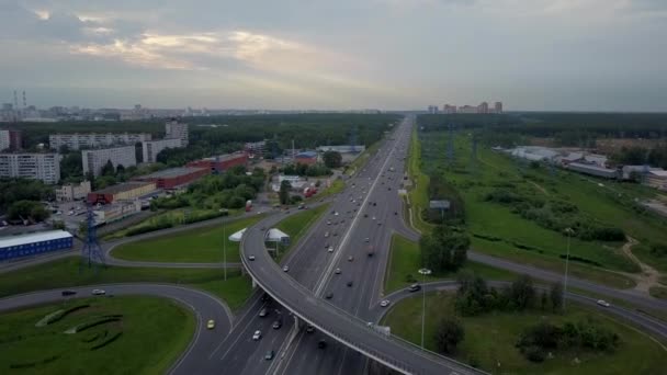 Intersección del tráfico urbano — Vídeos de Stock