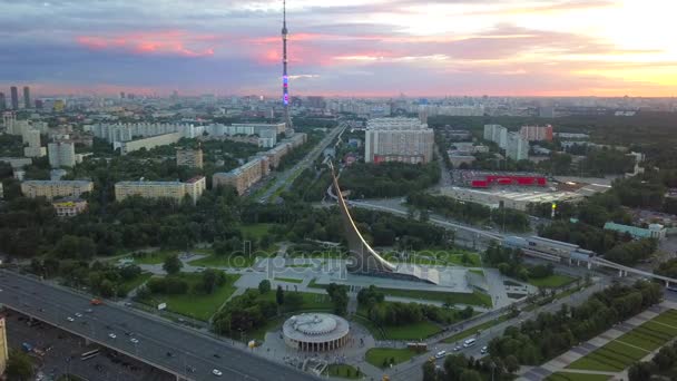 Пам'ятник підкорювачам космосу — стокове відео