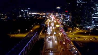 Geceleri Moskova karayolu trafik hakkında havadan görünümü