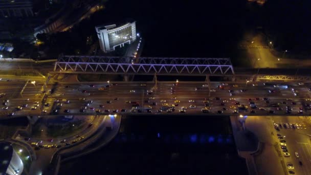 空中鸟瞰在莫斯科的道路交通在夜间 — 图库视频影像