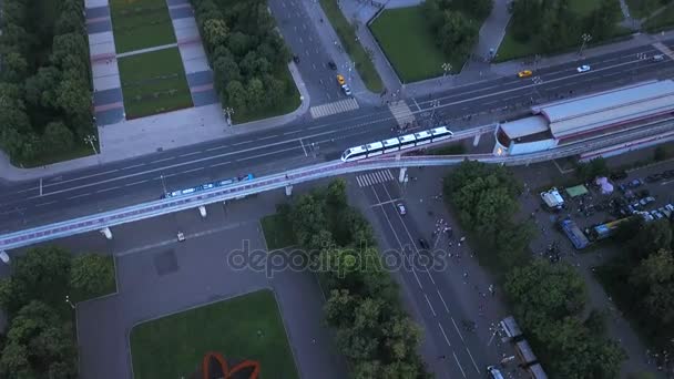 Jednokolejné Tramvajové Sleduje Jeho Cestu Přes Město — Stock video