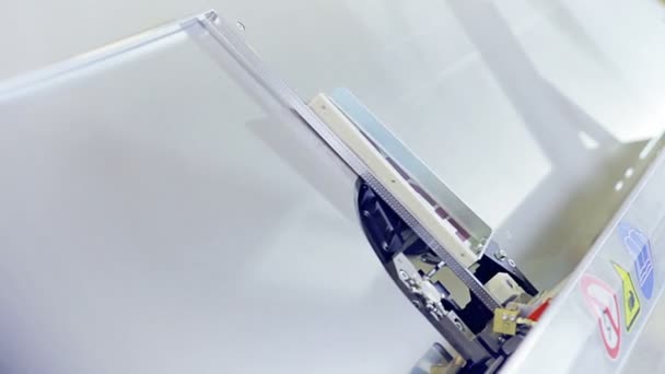 Une machine pour plier automatiquement le profil en aluminium — Video