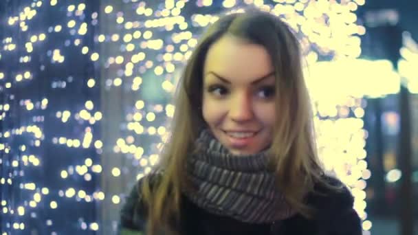 Dem Mädchen ist kalt, aber sie freut sich darauf — Stockvideo