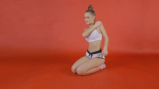 La chica se está calentando, flexionando las articulaciones — Vídeo de stock