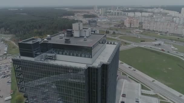 多云天气下的玻璃摩天大楼 沿着商业大楼飞行 — 图库视频影像