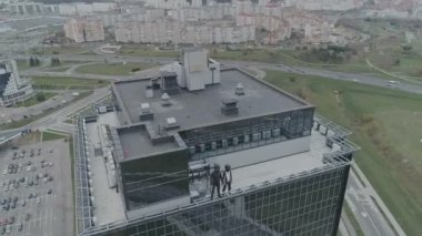 Bir gökdelenin kenarında iki motosikletli. Klip ya da film için bölüm Pro spor, korku ya da aşk.