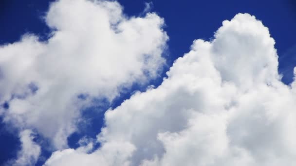 飞翔的云彩 加速的云彩离开了天空 变成了玫瑰色 — 图库视频影像