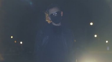 Müzik videosu ya da film için maskeli bir adam..