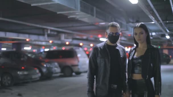 Een man met een masker en een sexy meisje staan op een mooie achtergrond en OK . — Stockvideo