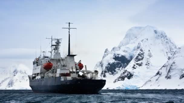 Gran barco en la Antártida — Vídeo de stock
