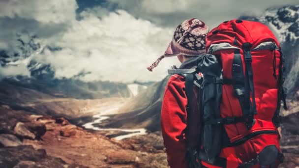 Kvinna vandring i himalaya bergen — Stockvideo