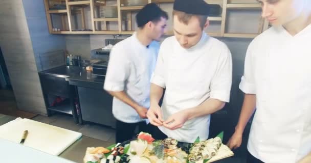 Chefs professionnels préparent ensemble sushi — Video