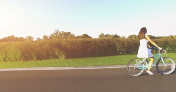 美丽的女孩骑老式自行车 — 图库视频影像