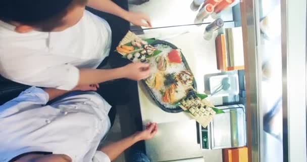Chefs professionnels préparent ensemble sushi — Video