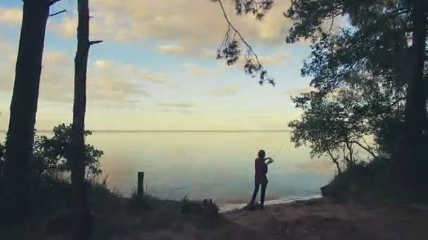 Риболовля дівчата на пляжі — стокове відео