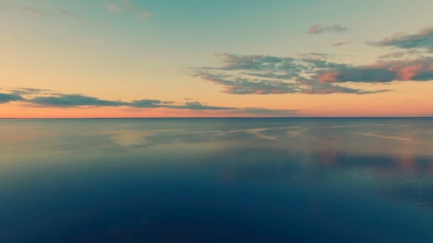 美しい空と夕日に水 — ストック動画