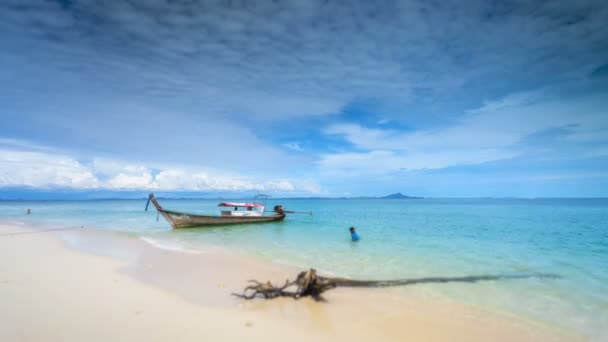 Long bateau flottant près du rivage — Video