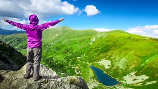 Mujer en la cima de una montaña — Vídeo de stock