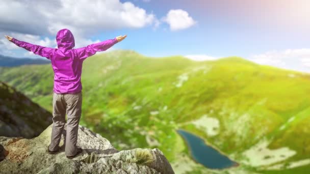 Mujer en la cima de una montaña — Vídeos de Stock