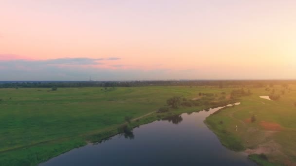 Vlucht over de rivier en de groene vallei — Stockvideo