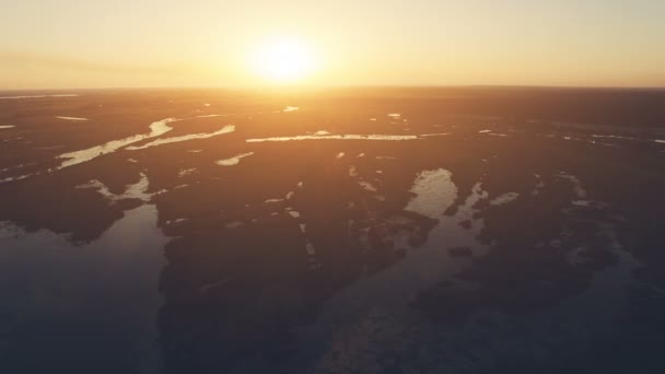 Vlucht over de rivier bij zonsondergang — Stockvideo