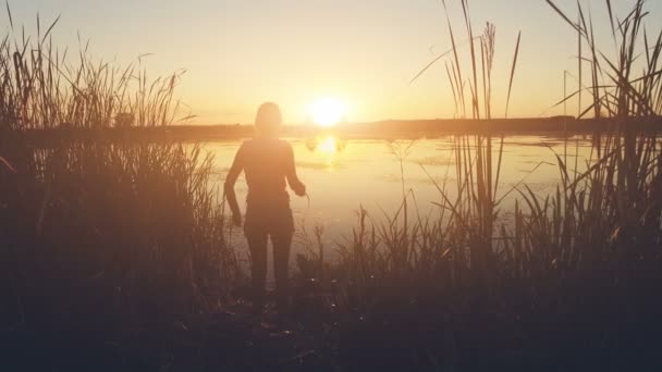 Vuelo sobre la mujer de pesca — Vídeos de Stock