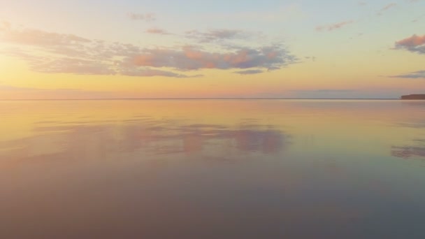 Cielo y nubes reflejadas en el agua — Vídeos de Stock