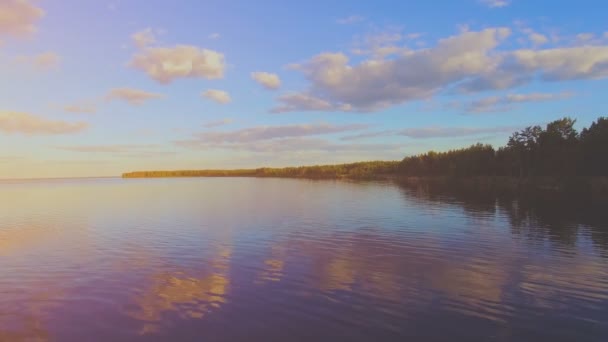 Cielo y nubes reflejadas en el agua — Vídeos de Stock