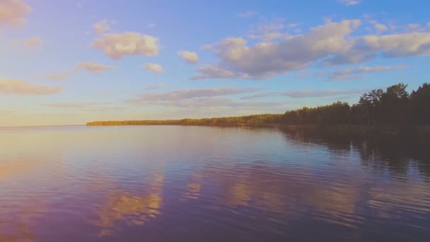 Небо і хмари, відображені у воді — стокове відео