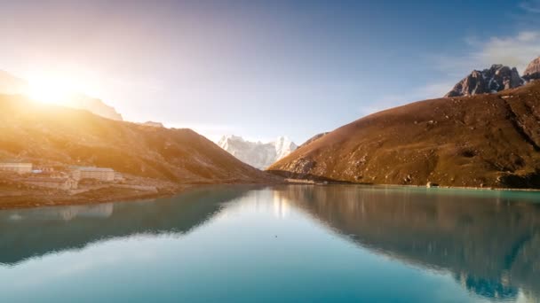 Montañas al amanecer con lago Gokyo — Vídeos de Stock