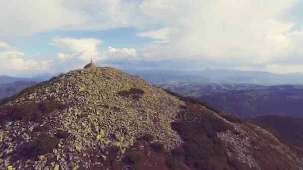 Voo aéreo rápido nas montanhas dos Cárpatos. 4k, 30fps — Vídeo de Stock