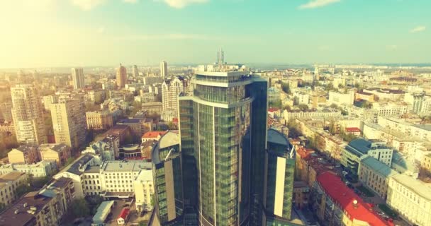 Aerial Drone Flight Filmación: Pintoresca vista del paisaje urbano de Kiev — Vídeo de stock